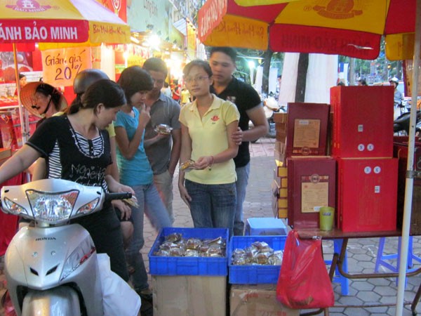 Nhiều cửa hàng, bánh Trung thu treo biển giảm giá ngay trong ngày rằm tháng 8.